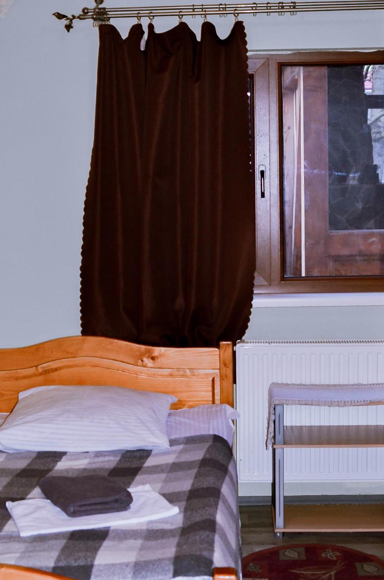 Guest House Mandrivnyi Rooms&Apartments Yasinya Exterior photo